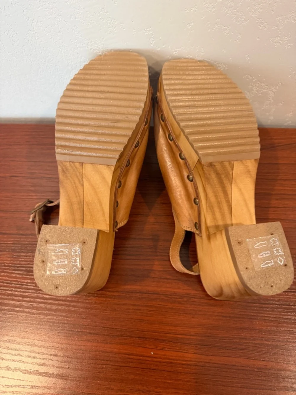 Bed Stu Women’s Tan Leather Clog Sandals with Slingback Strap - Picture 4 of 4